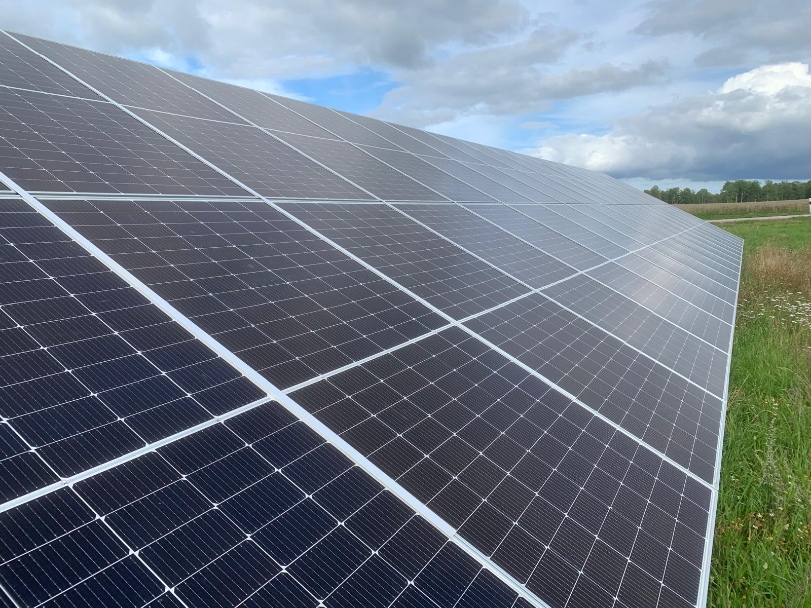Kommersiell solcellsanläggning med solpaneler