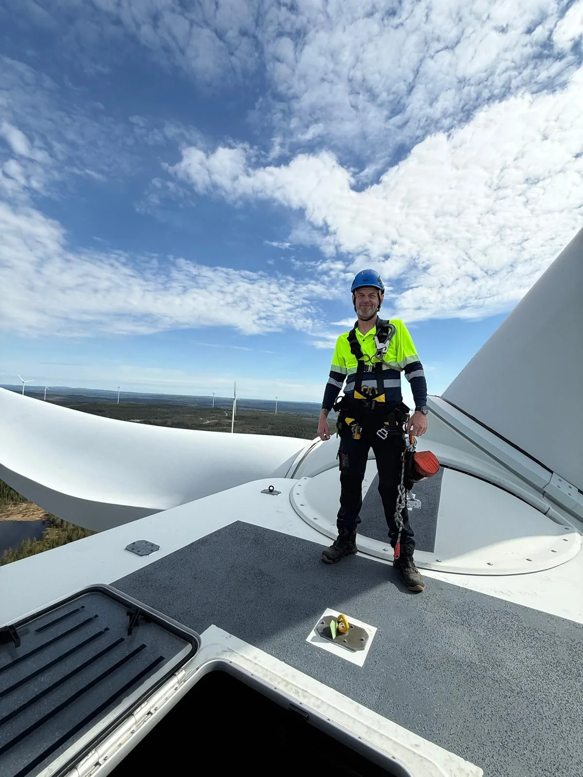 GWO-utbildad tekniker från WG Exakt AB på vindkraftverk