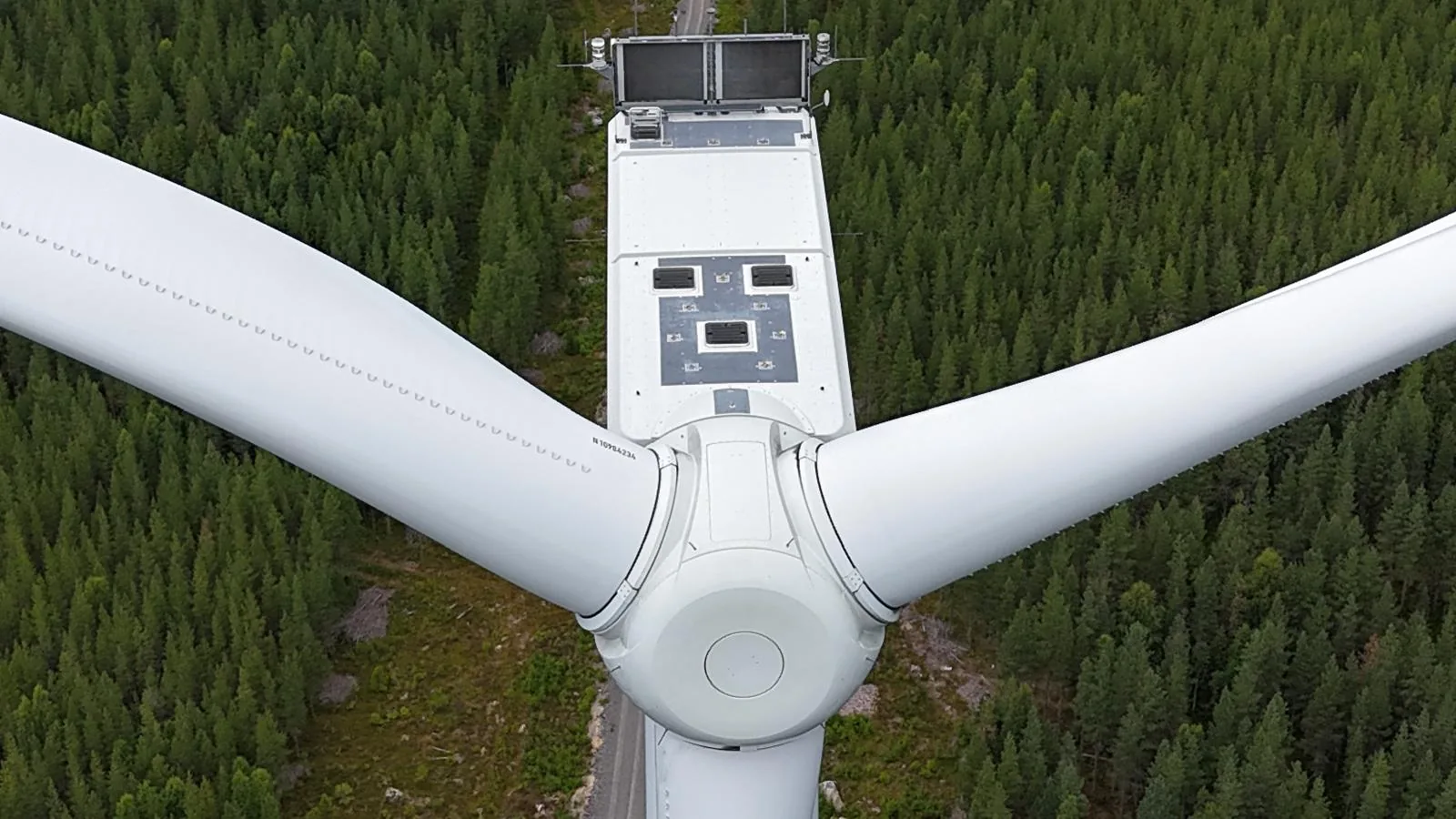 Vindkraftverk fotograferat ovanifrån med rotor och gondol